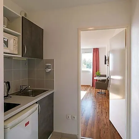 Sejours & Affaires Le Clos Beaumois 2* Кан
