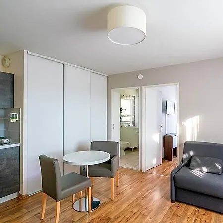 Апарт-отель Sejours & Affaires Le Clos Beaumois