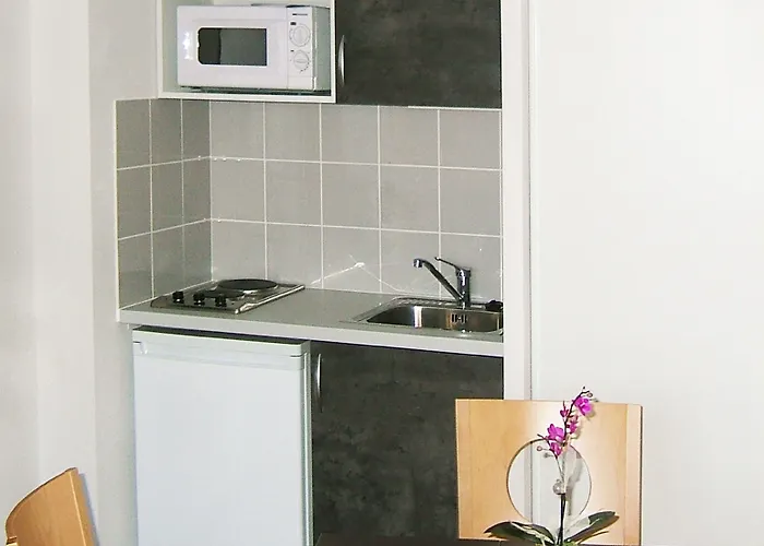 セジュール＆アフェール ル クロ ボーモワ 2*